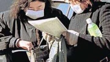 <b>DIFICULTADES. </b>En la capital china el humo de coches y fábricas hace complicada la respiración.