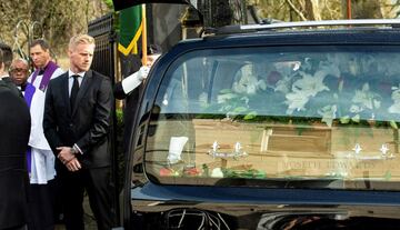 Fans pays last respects to the great Gordon Banks in Stoke