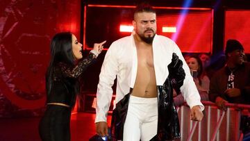 Andrade ingresa al ring acompañado por Zelina Vega.