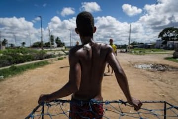 Varios niños juegan al fútbol en un barrio pobre de Olinda, a unos 18 km de Recife, en el noreste de Brasil, durante el Mundial de Brasil 2013 torneo de fútbol FIFA Confederaciones. El centro histórico de Olinda está catalogado como Patrimonio de la Humanidad por la UNESCO.