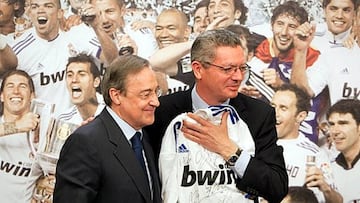 Florentino P&eacute;rez, entregando una camiseta a Gallard&oacute;n en 2011.