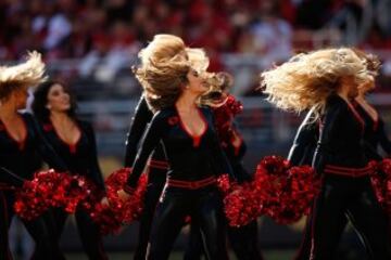 Y, por petici¨®n popular, para que ve¨¢is que os hacemos casito, acabamos con las Women In Black, las cheerleaders de los 49ers.