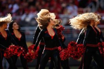 Y, por petición popular, para que veáis que os hacemos casito, acabamos con las Women In Black, las cheerleaders de los 49ers.