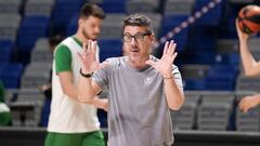 Fotis Katsikaris durante un entrenamiento del Unicaja.