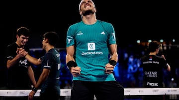 Galán no puede ocultar su alegría, mientras Chingotto saluda a Coello. Tapia, de espaldas.