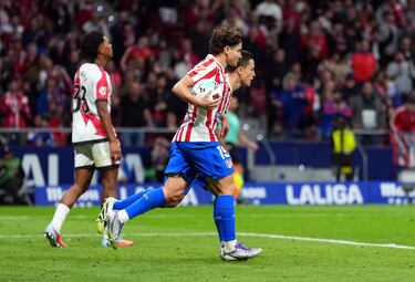 2-2. Julián Álvarez, con el balón en la mano, tras anotar.