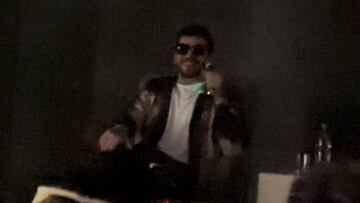 Pocas veces se vio esto en Viña: Edo Caroe vive el corte de luz en plena conferencia de prensa y así reacciona