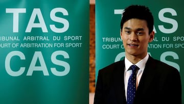 Sun Yang, junto a carteles del TAS.