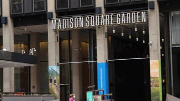 Una persona con máscara en una de las puertas del Madison Square Garden, estadio de los Knicks de la NBA en la ciudad de Nueva York