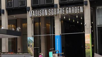 Una persona con m&aacute;scara en una de las puertas del Madison Square Garden, estadio de los Knicks de la NBA en la ciudad de Nueva York