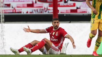 Taarabt se queja en el empate del Benfica ante el Tondela.