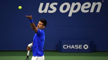 Novak Djokovic saca durante su partido ante Damir Dzumhur en su partido de primera ronda del US Open en el USTA Billie Jean King National Tennis Center de Nueva York.