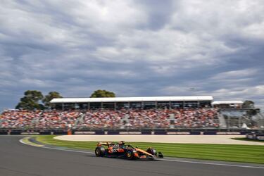 El piloto australiano de McLaren, Oscar Piastri, conduce durante la sesión de clasificación del Gran Premio de Australia de Fórmula Uno en el Circuito Albert Park en Melbourne.