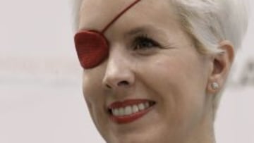 La piloto española María de Villota, durante la entrega hoy en Madrid del cheque con los beneficios recaudados de la venta de la colección solidaria que ha creado en colaboración con la firma de joyas Durán, a Javier Pérez Mínguez, presidente de la Fundación Ana Carolina Diez Mahou.