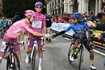 Pogacar y Martínez se saludan en una salida del Giro.
