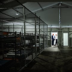 Estrictas normativas y organización por uniformes: así es la vida de un migrante dentro de ‘Alligator Alcatraz’