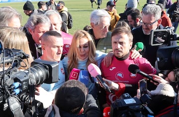 Richy Castellanos, Ana Obregón y José Mota hablan ante los medios, reunidos en el estadio Fernando Torres de Fuenlabrada, antes del Partido Benéfico "Artistas vs Famosos".