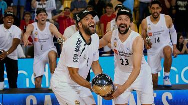 Felipe Reyes y Sergio Llull, con el trofeo de campeones de la Liga Endesa.