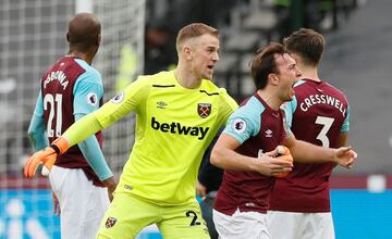 Tras la derrota de 0-3 ante el Burnley, seguidores de los Hammers ingresaron al campo para recriminar a sus jugadores.