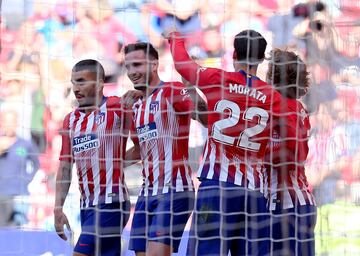 Los jugadores del Atlético celebran el gol de Joaquín en propia puerta
