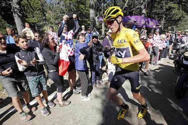 Froome crash leaves yellow jersey holder running