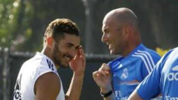 BUEN AMBIENTE. Zidane, sonriendo con Benzema en un entrenamiento del Real Madrid en UCLA.