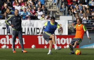 James Rodríguez se destaca en el primer día con el nuevo entrenador del Real Madrid, Zinedine Zidane.