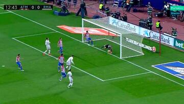 Cristiano reclama gol en el 12' en un remate que paró Oblak