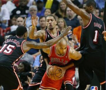 Taj Gibson (Bulls), es rodeado por Chris Bosh, Michael Beasley y Mario Chalmers. 