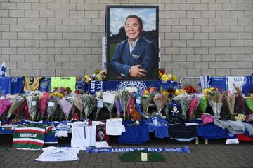 Cientos de seguidores del Leicester City se han congregado en los alrededores del King power Stadium para dar el último adiós al presidente del club, Vichai Srivaddhanaprabha.