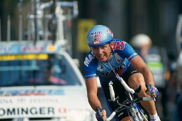 Por detrás de Italia se encuentra Suiza, con 5 victorias. El primero en logarlo fue Tony Rominger, y, de hecho, el ciclista suizo logró tres veces seguidas ganar la Vuelta (1992, 1993 y 1994). También es el que más victorias de etapa tiene (13). Le sigue Alex Zulle con dos victorias en el año 1996 y 1997 para completar el cupo de los 5 triunfos de Suiza, además de ser el último en ganar esta competición para su país.