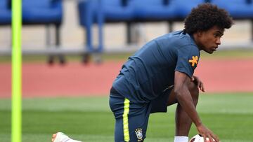 Brazil&#039;s forward Willian stretches during a training session at Yug Sport Stadium, in Sochi, on July 4, 2018, during the Russia 2018 World Cup football tournament. / AFP PHOTO / NELSON ALMEIDA