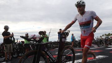 BOM100. Kailua-kona (United States), 13/10/2018.- Javier Gomez Noya of Spain transitions to the bike segment of the 2018 Ironman World Championship Triathlon in Kailua-Kona, Hawaii, USA, 13 October 2018. International athletes gather for the 40th edition of the traditional Ironman triathlon race over a distance of 3.86 kilometers (2.4 miles) swimming in the Kailua Bay, a 180.2 kilometers (112 miles) cycling race along the Hawaii island&#039;s coast and a full marathon course over 42.2 kilometers (26.2 miles) with a finish in Kailua-Kona on 13 October 2018. (Ciclismo, Marat&oacute;n, Espa&ntilde;a, Estados Unidos) EFE/EPA/BRUCE OMORI