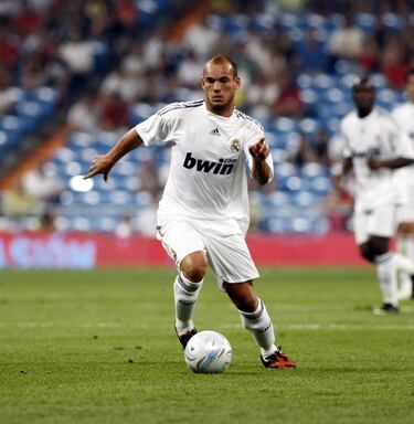 Valorado en 25M€ fue vendido por 15M€ al Inter con el que acabo ganando dos Copas de Italia, la Serie A, Supercopa de Italia y Liga de Campeones de la UEFA.