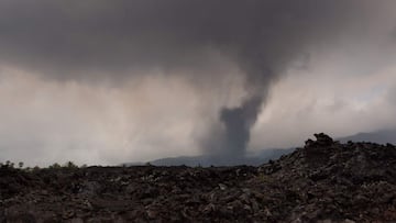 Smoke rises from cooling lava near El Secadero, Todoque, in Los Llanos de Aridanes, on the Canary Island of La Palma on September 21, 2021. - A surge of lava destroyed around 100 homes on Spain's Canary Islands a day after a volcano erupted, forcing 5,000 people to leave the area. The Cumbre Vieja erupted on Sunday, sending vast plumes of thick black smoke into the sky and belching molten lava that oozed down the mountainside on the island of La Palma. (Photo by DESIREE MARTIN / AFP)