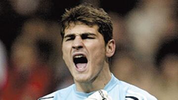 <b>IKER: 150 PARTIDOS EN 1ª</B>. Casillas llegará hoy a los 150 encuentros de Liga con el Real Madrid. Todo un récord para un jugador de 22 años. Desde el 12 de septiembre de 1999, fecha en la que debutó ante en San Mamés (2-2), Iker ha encajado 158 goles: 31 de cabeza, 34 en jugadas de estrategia, 7 de falta directa, 13 de penalti y 26 en disparos desde fuera del área. Imbatido en 43 encuentros, su balance es de 87 victorias, 38 empates y 24 derrotas.