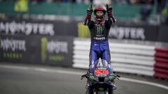 Quartararo celebra su victoria en Silverstone junto a Yamaha.