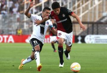 Gonzalo Fierro disputa la pelota con Arturo González.