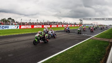 Salida en Donington, con Jonathan Rea al frente.