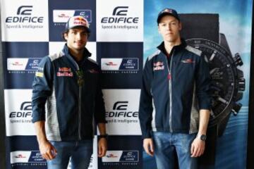 Los pilotos de Toro Rosso Carlos Sainz y Daniil Kvyat  en un acto publicitario de Casio.