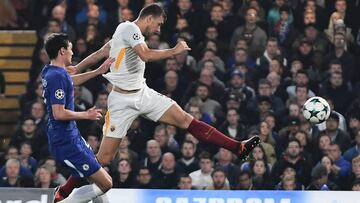 LONDON, ENGLAND - OCTOBER 18:  Edin Dzeko of AS Roma scores his sides second goal during the UEFA Champions League group C match between Chelsea FC and AS Roma at Stamford Bridge on October 18, 2017 in London, United Kingdom.  (Photo by Dan Mullan/Getty Images)