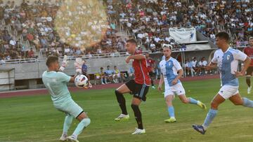 Iago Aspas remata ante Pato Guillén en el primer gol de la victoria del Celta (0-3) ante el Compostela en Santiago.