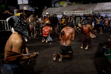Penitentes filipinos se autoflagelan en Viernes Santo.