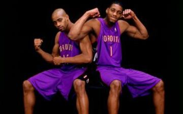 La pareja que más ilusionó en Toronto. Carter y McGrady. Esta camiseta morada es, después de la clásica del dinosaurio, la mejor que ha pasado por Canadá. El 'raptor' salió de la camiseta según se acercaba el 2000.