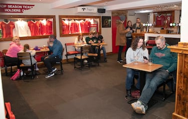 Tage: “Llevo años coleccionando cualquier cosa relacionada con el Liverpool. Con el tiempo, hay que ser más selectivo. Necesitamos exponer elementos que hagan a la gente venir a visitarnos y correr la voz”