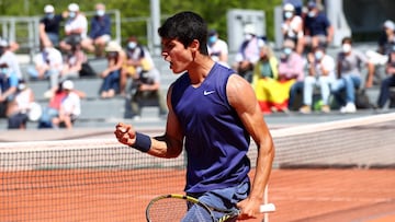 Carlos Alcaraz cierra el pu&ntilde;o tras ganar un punto en Roland Garros.