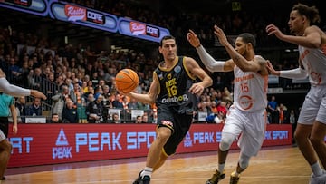 Rogkavopoulos con el AEK en la Champions.