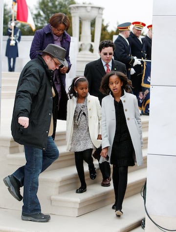 Malia y Sasha Obama con Marian Robinson.