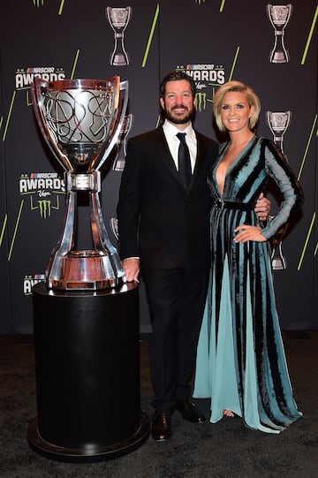 Martin Truex Jr. posa junto a su novia Sherry Pollex.