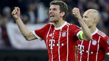 Thomas M&uuml;ller celebra con la afici&oacute;n del Bayern.